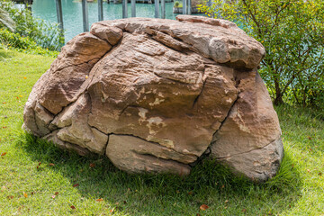 Fototapeta na wymiar Beautiful Larg stones for decorating the lawn garden.
