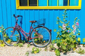 Ile d’Oléron (Charente-Maritime, France), vélo posé sur une cabane de pêcheur - obrazy, fototapety, plakaty