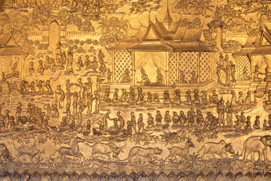 The front wall of the chapel is decorated with lacquer images.illuminated brass closure is the story of the monk The Vessantara Jataka below is a picture of a kind of animal.Wat Mai Suwannaphumaram Lu