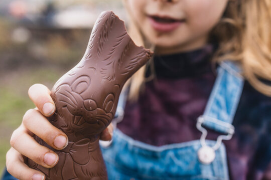 Schoko Osterhase wird angebissen vom Kind