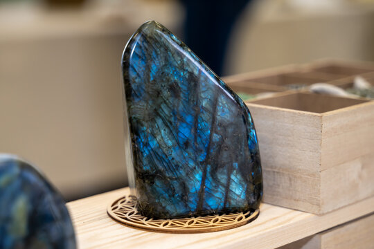 belle pierre en labradorite bleut&eacute;e