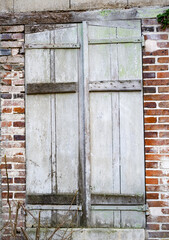 volets anciens d'une vieille maison en brique abimés