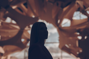 Wunerschöne Frau im Pink Rosa Anzug im Futuristisch Zukunft Technologie Gewölbe