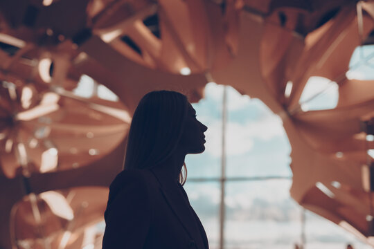 Wunersch&ouml;ne Frau im Pink Rosa Anzug im Futuristisch Zukunft Technologie Gew&ouml;lbe