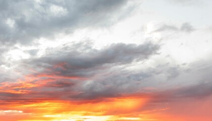 Dramatisch leuchtender Abendhimmel mit einer Wolkenwand bei Sonnenuntergang
