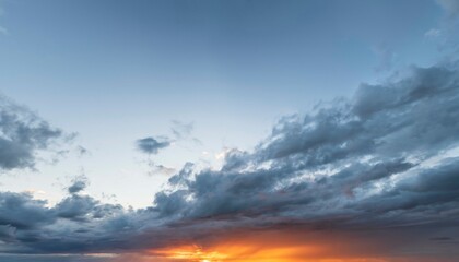 Feurig leuchtender Abendhimmel mit einer Wolkenwand bei Sonnenuntergang
