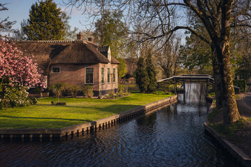 Fototapeta na wymiar Spring in the village of Giethoorn in North Holland. This town has no roads - it travels through the canals.