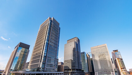 太陽の光が綺麗な東京のビル群