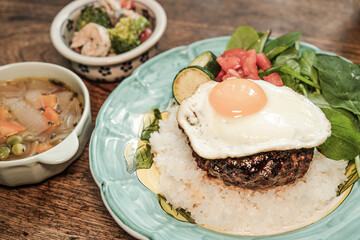 肉厚なハンバーグのロコモコ定食
