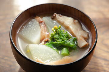 菜の花と肉厚な椎茸と大根の季節のお味噌汁