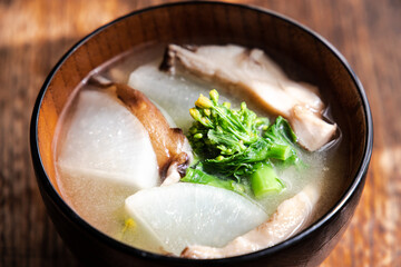 菜の花と肉厚な椎茸と大根の季節のお味噌汁