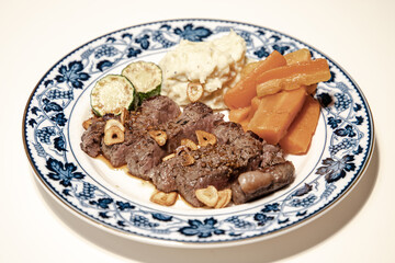 スーパーで買ってきた和牛のステーキ用のお肉をミディアムくらいに焼きました。