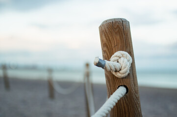 Postes de madera con vistas al mar
