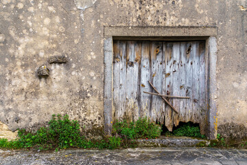 outdoor wiew of an old weathered abandoned doorway