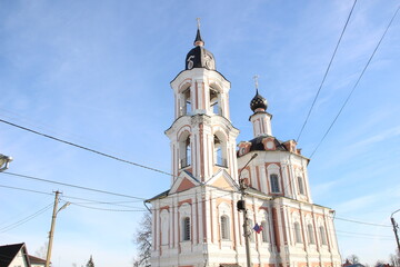 Obraz premium Nerekhta town church and bellfry in sunny Murch day in blue sky