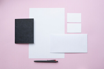 Gesch&auml;ftsausstattung, Business Unterlagen auf pinkem Hintergrund