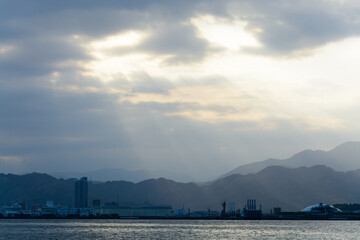 雲の隙間から差し込む太陽の光