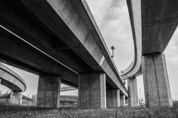 高速道路の高架下