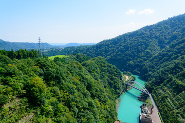 高所から見下ろした山と川の風景