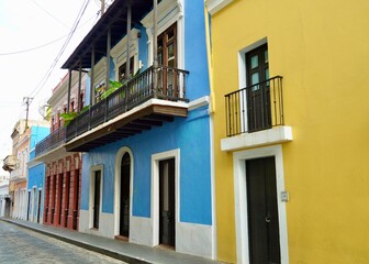 Fototapeta na wymiar Bright buildings on Old san Juan Street