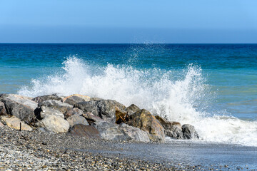 spruzzi 02 - onde marine che si infrangono sugli scogli sollevando spruzzi di acqua