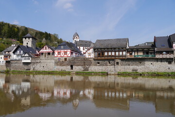 Fototapeta na wymiar Wasserspiegelung der Stadtmauer von Dausenau