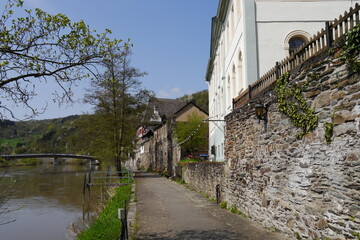 Fototapeta na wymiar Stadtmauer und Uferweg in Dausenau
