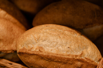 Naklejka premium Freshly baked bread is served in baskets on the bakery counter close-up view