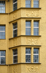 Ornamentale Fassadengestaltung an einem denkmalgeschützten Wohnhaus der 1910er Jahre in Berlin-Wilmersdorf