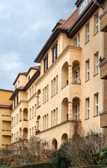 Gestaffelte Schmuckfassade eines denkmalgeschützten Wohnblocks in der Berliner 