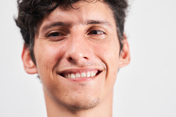 Obraz premium Portrait of a young man smiling with strabismus