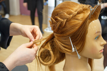 Fototapeta premium Confection d'un chignon