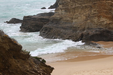 Océan Atlantique vagues sur rochers Portugal