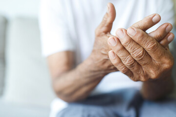 Osteoarthritis is a common cause of hand pain in elderly people.