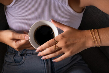 An&eacute;is, m&atilde;os e caf&eacute;