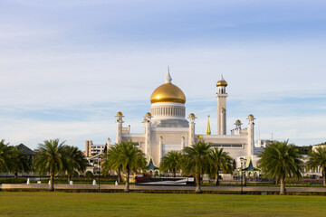 Fototapeta na wymiar iconic building in Bandar Seri Begawan Brunei,Sultan Omar Ali Saifuddin Mosque during sunset.