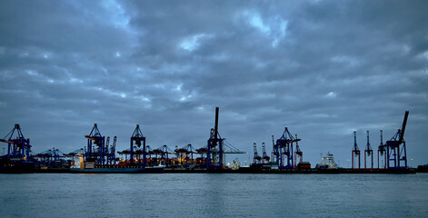 Obraz premium Hamburg harbor skyline at dawn