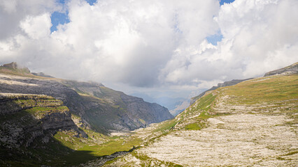 Cirque de montagne recouvert de verdure et de roches &agrave; sixt-fer-&agrave;-cheval