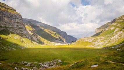 Cirque de montagne recouvert de verdure &agrave; sixt-fer-&agrave;-cheval