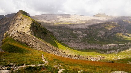 Paysage de montagne avec un petit chemin de randonn&eacute;e &agrave; sixt-fer-&agrave;-cheval