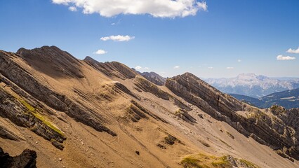 Paysage de montagne d'&eacute;t&eacute; montrant diff&eacute;rentes strates au niveau du massif du Mont Blanc 