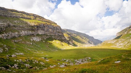 Cirque de montagne recouvert de verdure &agrave; sixt-fer-&agrave;-cheval