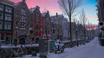 Obraz premium Snowy Amsterdam at the red light district in winter in the Netherlands