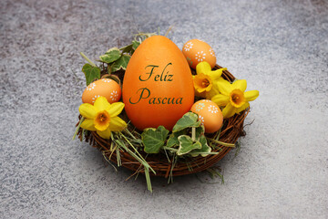 Feliz tarjeta de felicitación de Pascua: cesta de Pascua con flores, huevos de Pascua y un huevo...