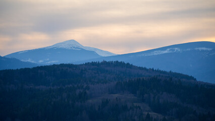 Fototapeta na wymiar View of the mountain tops in winter