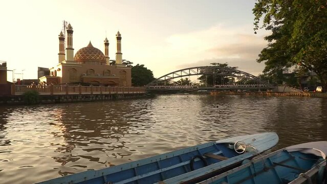 the evening atmosphere in front of the Al Misbah Mosque which is passed by the Karang Mumus River, Samarinda
