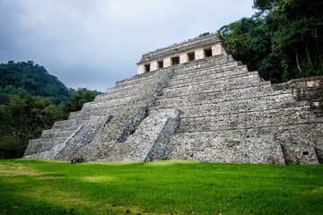 Fototapeta na wymiar Scenic view of Palenque ruins and pyramids under blue sky in Mexico