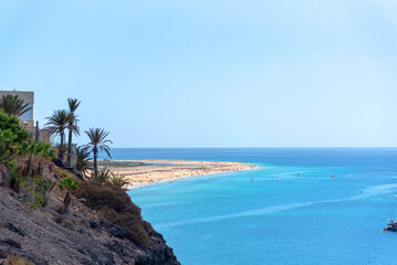 Vista panorámica desde una colina de la playa de arena blanca y mar turquesa de Morro Jable en Fuerteventura en un día soleado con cielo azul en las Islas Canarias.