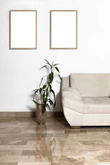 Mockup de dos cuadros en pared blanca con sillon y planta decorativa