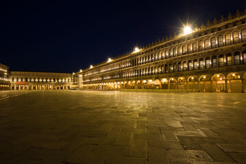 Fototapeta na wymiar Night on San Marco square, Venice